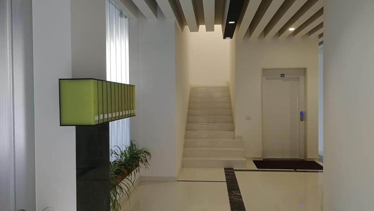 Central Modern Apartment Бари Экстерьер фото
