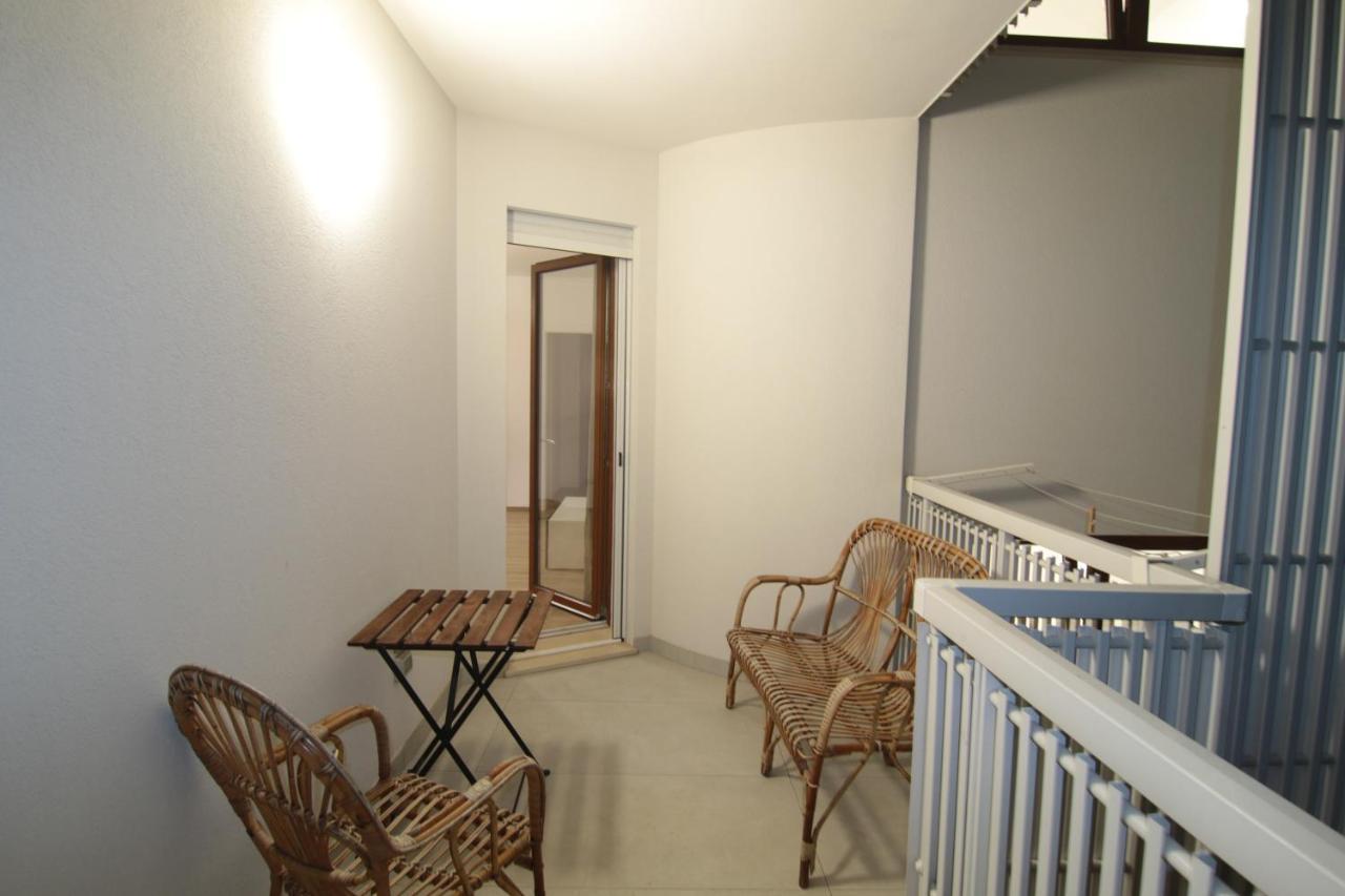 Central Modern Apartment Бари Экстерьер фото