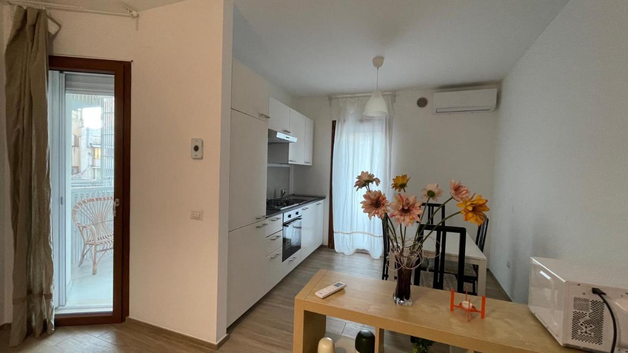 Central Modern Apartment Бари Экстерьер фото