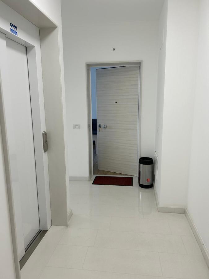 Central Modern Apartment Бари Экстерьер фото
