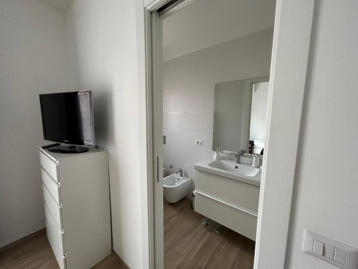 Central Modern Apartment Бари Экстерьер фото