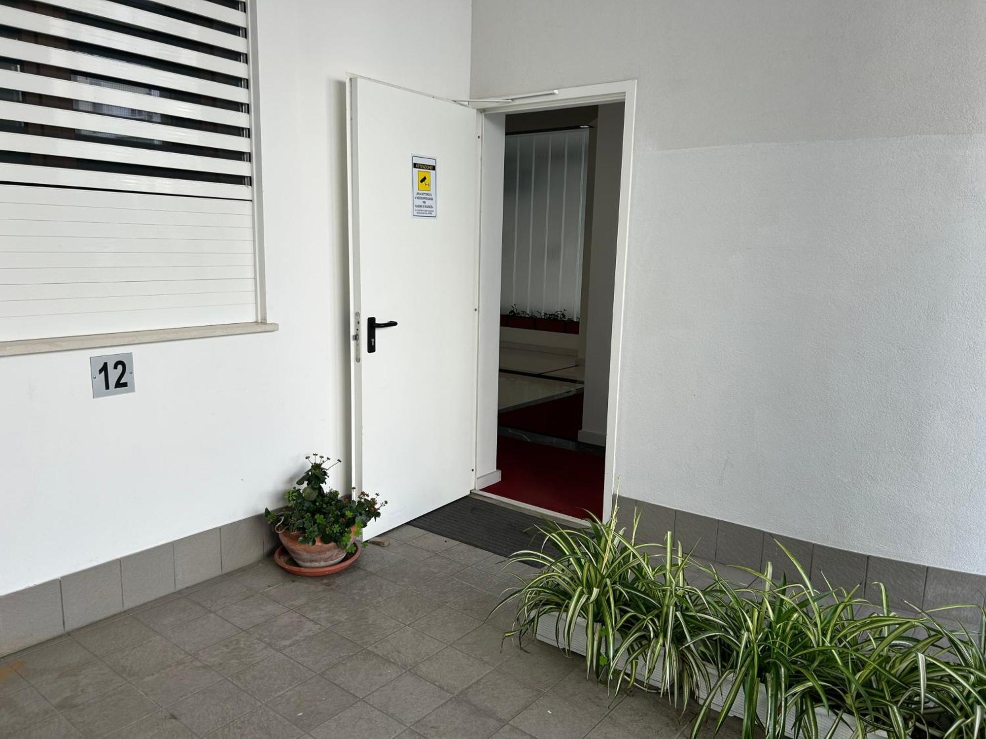 Central Modern Apartment Бари Экстерьер фото
